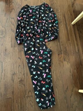Women’s Black Holiday Print Pajama Set
